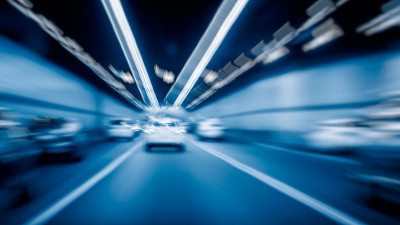 运动模糊了隧道中的汽车