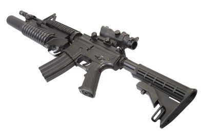 M4A1卡宾枪装备一个M203榴弹发射器