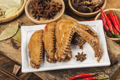 鸭子的翅膀煮熟后放在盘子里