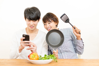 夫妇在应用程序检查烹饪食谱