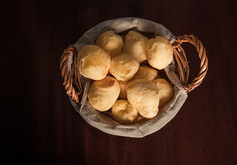 巴西奶酪面包'pao de queijo'在篮子里