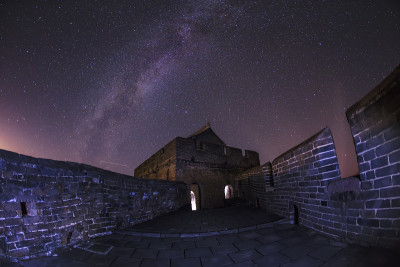 长城在星空下，美丽的银河在天空中