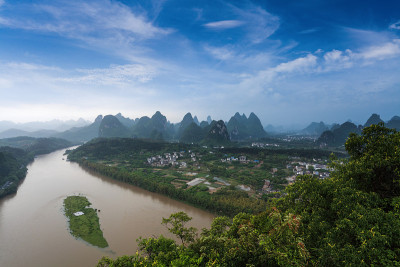 美丽的喀斯特地貌和漓江