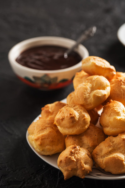 美味的Profiterole在黑暗的背景