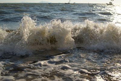 海浪拍打着泰国海岸的海滩