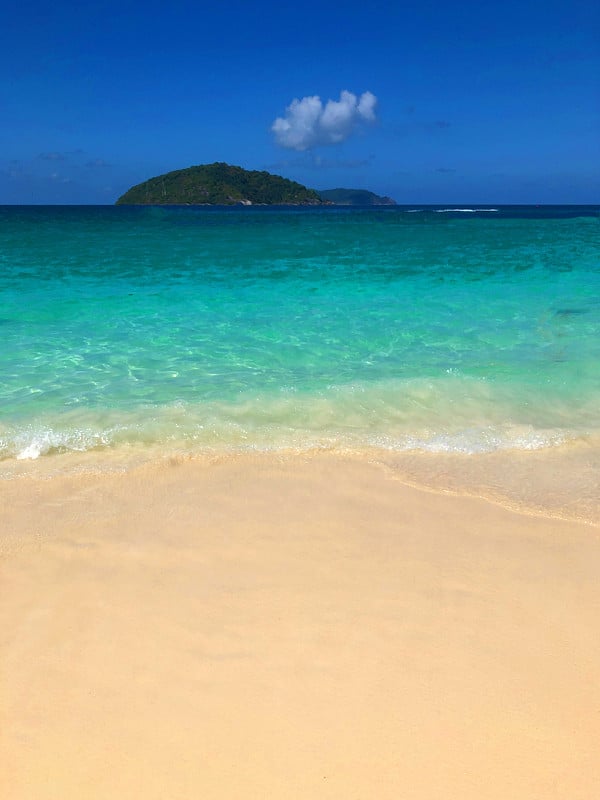 大海，阳光和天空在美丽的海滩泰国，斯米兰群岛