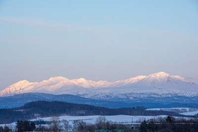 雪山映着夕阳