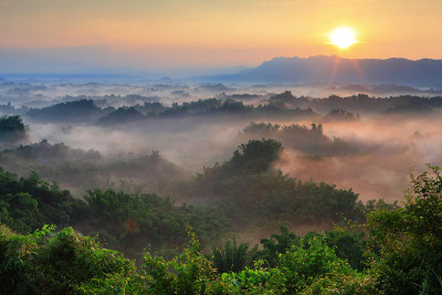 阳光与山