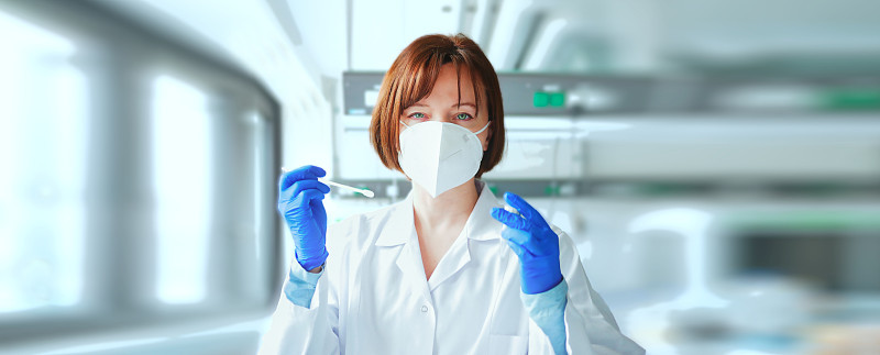 医学研究科学家或医生在实验室使用冠状病毒拭子试管。冠状病毒新冠肺炎疫苗和测试概念。实验室头全景。医疗