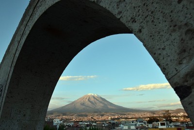 城市上空的火山