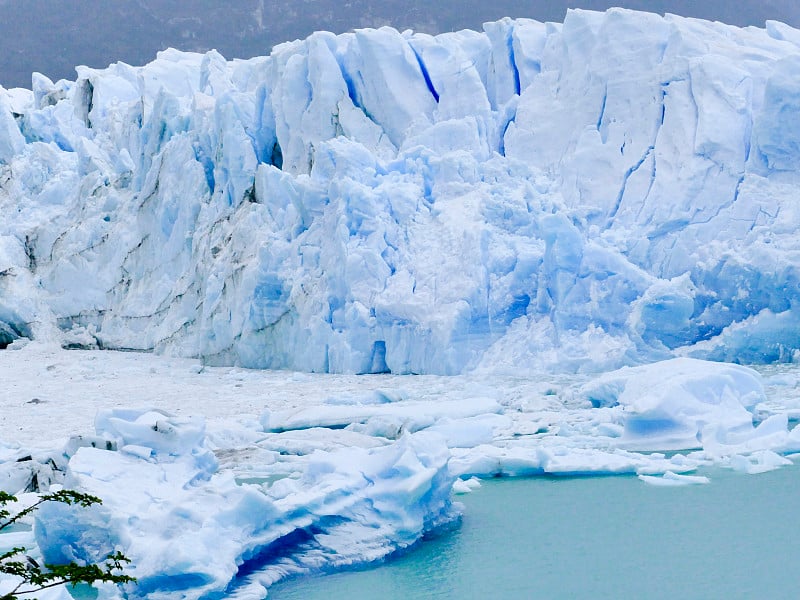 阿根廷的El Perito Moreno冰川位于巴塔哥尼亚的Los Glaciares国家公园