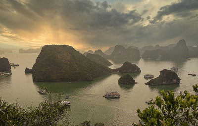鸟瞰图浮动渔村和岩石岛，下龙湾，越南
