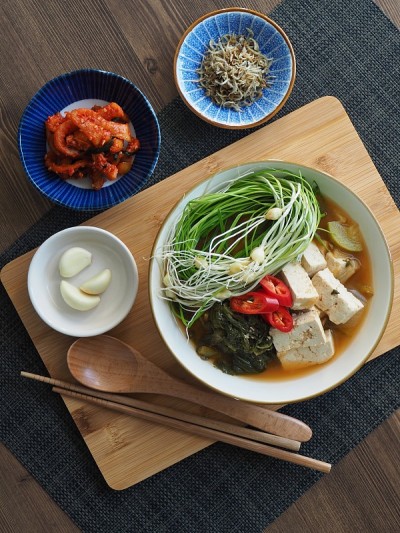 韩国食用野生韭菜豆瓣酱汤