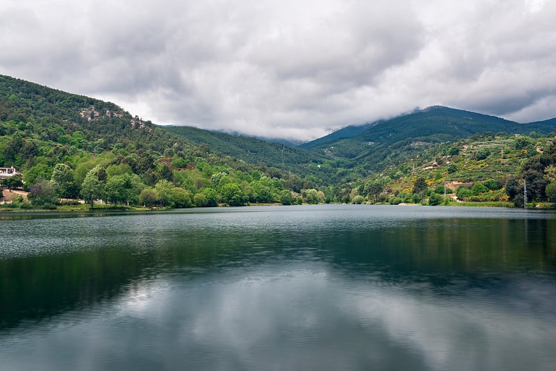 Riocuevas水库和阿维拉的Gredos山