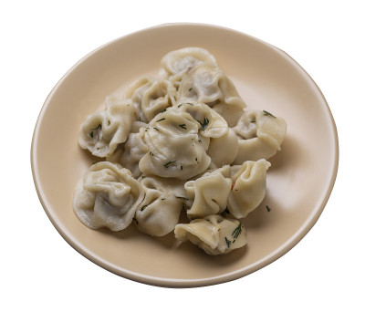 饺子盘上孤立白色背景。肉馅饺子俯视图。