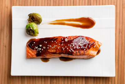 美味的三文鱼照烧菜俯视图。