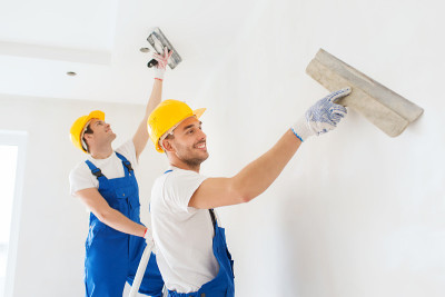 一群建筑工在室内使用工具