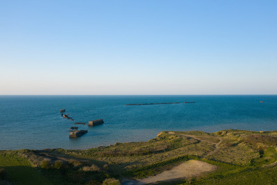 在欧洲，法国，诺曼底，一个阳光明媚的夏天，人工港口Arromanches les Bains的遗迹。