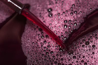 红酒泡沫的特写。酒精的背景