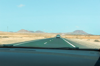 沙漠道路在干旱和山区景观在炎热的夏天一天。