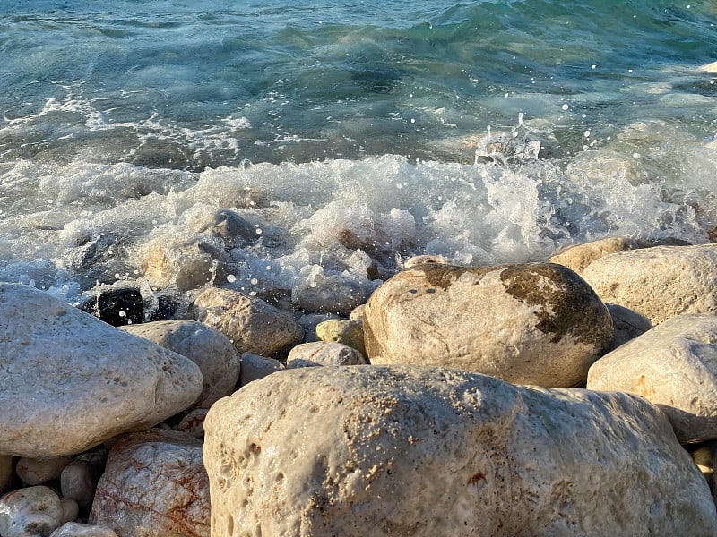 海滩上的岩石具有清澈的水纹，夏日的自然背景