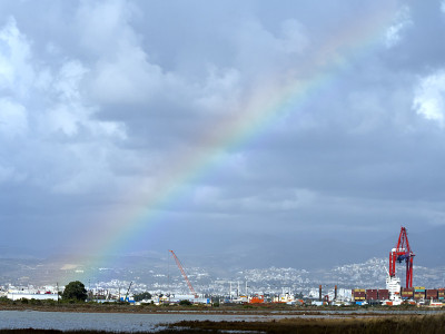 彩虹在天空，湖泊和城市景观