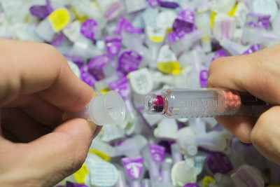 糖尿病胰岛素注射器针头特写。药物注射