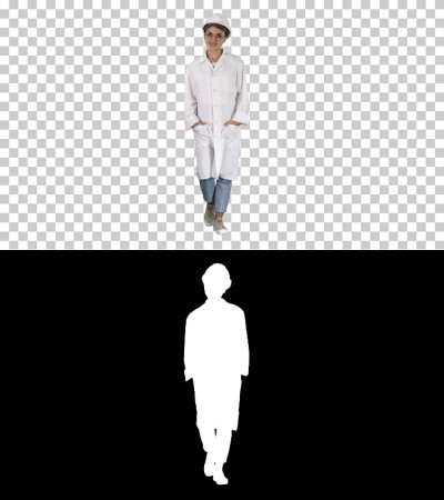穿着白大褂戴着安全帽走路的女人，阿尔法频道