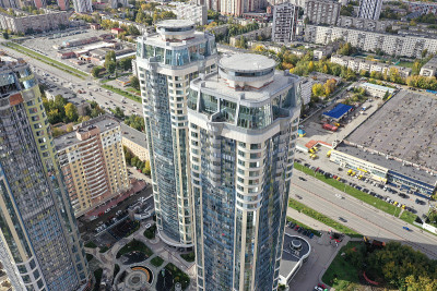三座摩天大楼位于一座现代化城市的中心