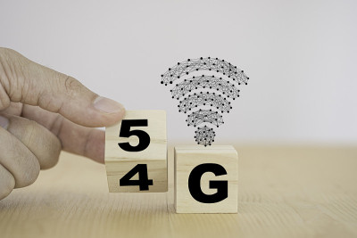 用手翻转木块来改变4G到5G。第5代移动信号无线技术为物联网带来了巨大的变化。