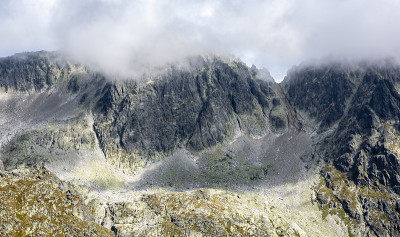 山的风景。山脊的最高山峰被云遮住了。