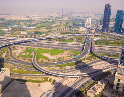 从上面俯瞰迪拜的十字路口，令人惊叹的风景。高速公路上的交通。背景壁纸图片