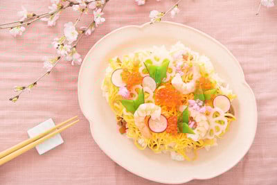 日本料理，五颜六色的Chirashi寿司