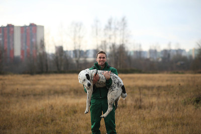 一个男人和一只中亚牧羊犬在户外的肖像