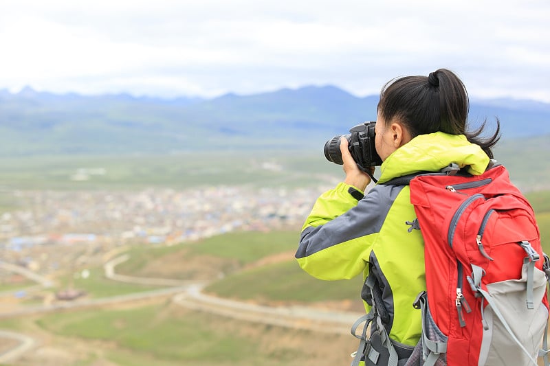 女徒步旅行者在户外拍照