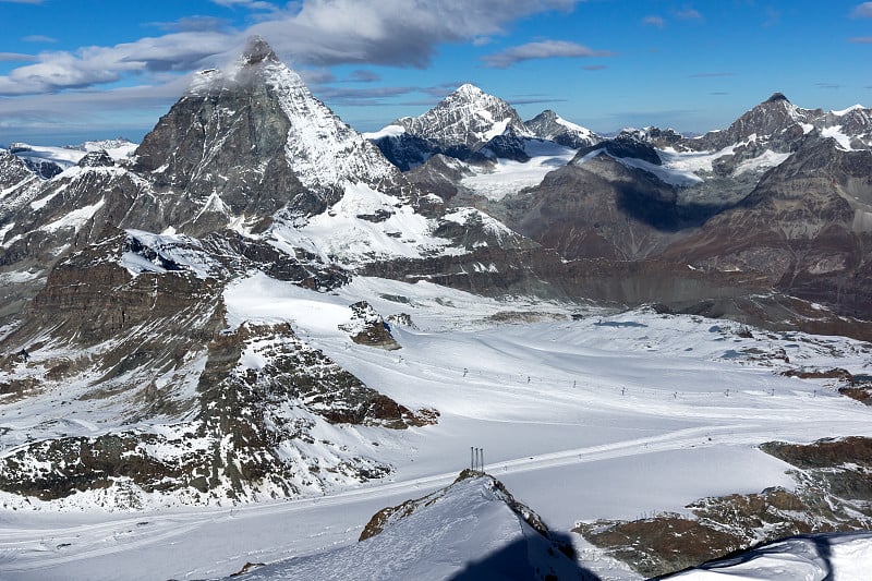 马特洪峰云雾缭绕的全景，阿尔卑斯山