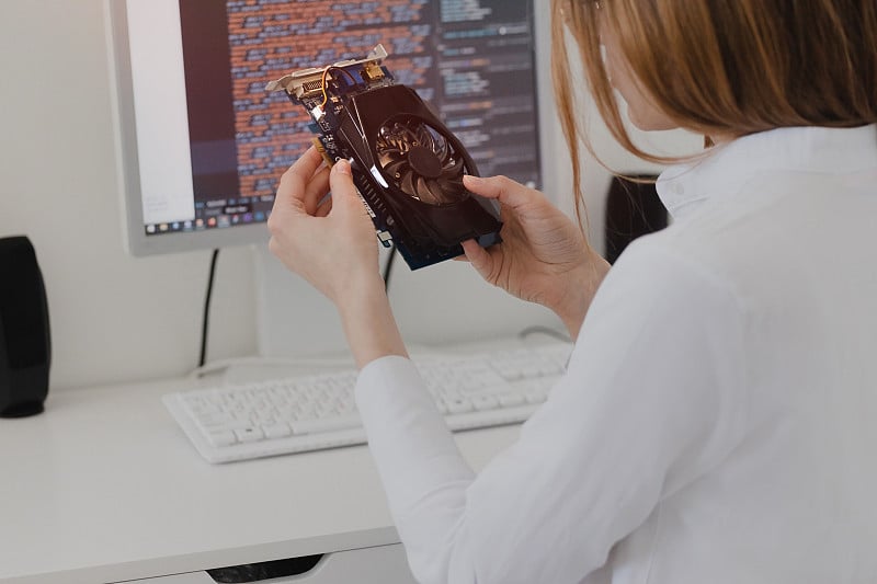 电子科技的概念。年轻女子网上购物图形处理器gpu