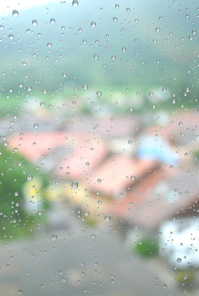 夏日雨后窗上的水滴，背景模糊