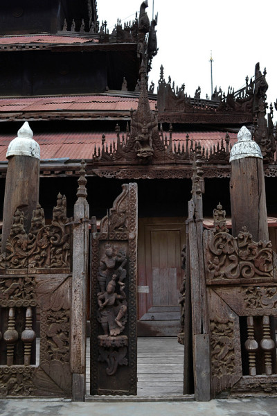 缅甸曼德勒的一座完全用柚木建造的修道院(或寺庙)