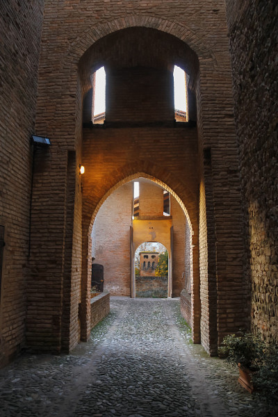 古代要塞的拱形通道。Vignola、意大利
