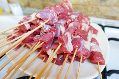 烧烤，肉类烧烤准备的肉类，肝脏，蘑菇，鸡肉，烤肉串