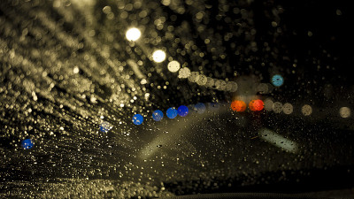 在雨夜的轨道上超车
