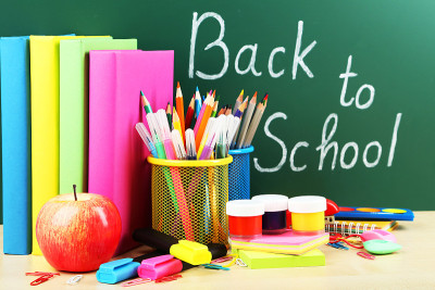 彩色的学校用品收集回学校
