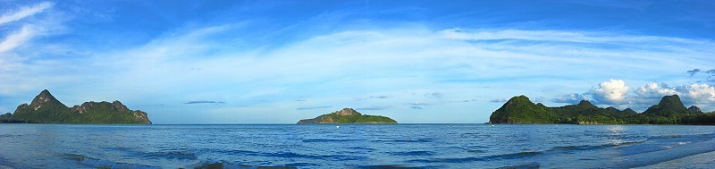 热带天堂海和山脉的全景与美丽的蓝天在马瑙湾，普拉卓普基里汗，泰国。