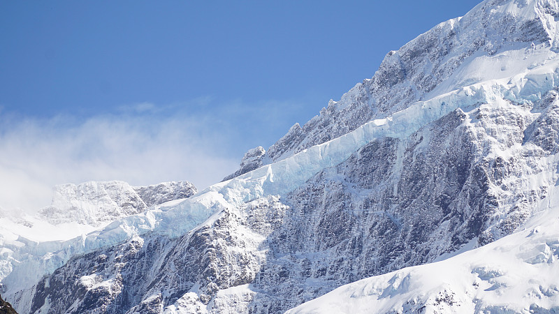 库克峰位于新西兰南岛的雪山景观中。