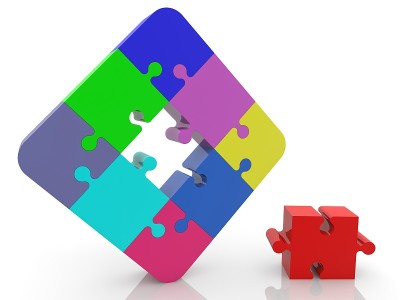 红色拼图靠近彩色拼图，中间为空