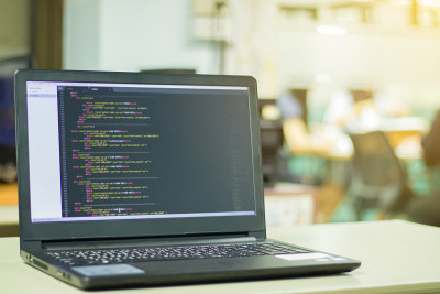 开发人员在编程中使用php语言、JavaScript语言开发网站的计算机。