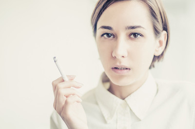 年轻女子在抽烟