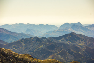 从西班牙北部坎塔布里安山脉的Picos de Cerredo山顶俯瞰。