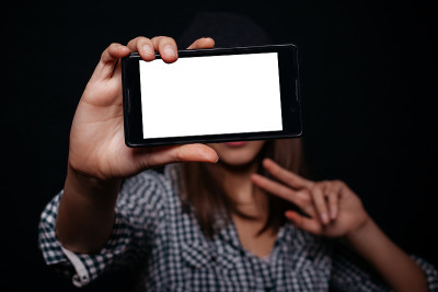 时髦女孩拍照智能手机自拍，屏幕视图
